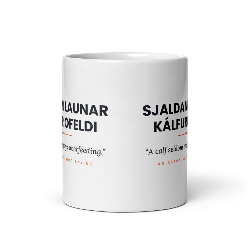 View opposite the handle of the white 11 oz Sjaldan launar kálfur ofeldi mug, showing the gap between the two repeats of the design.