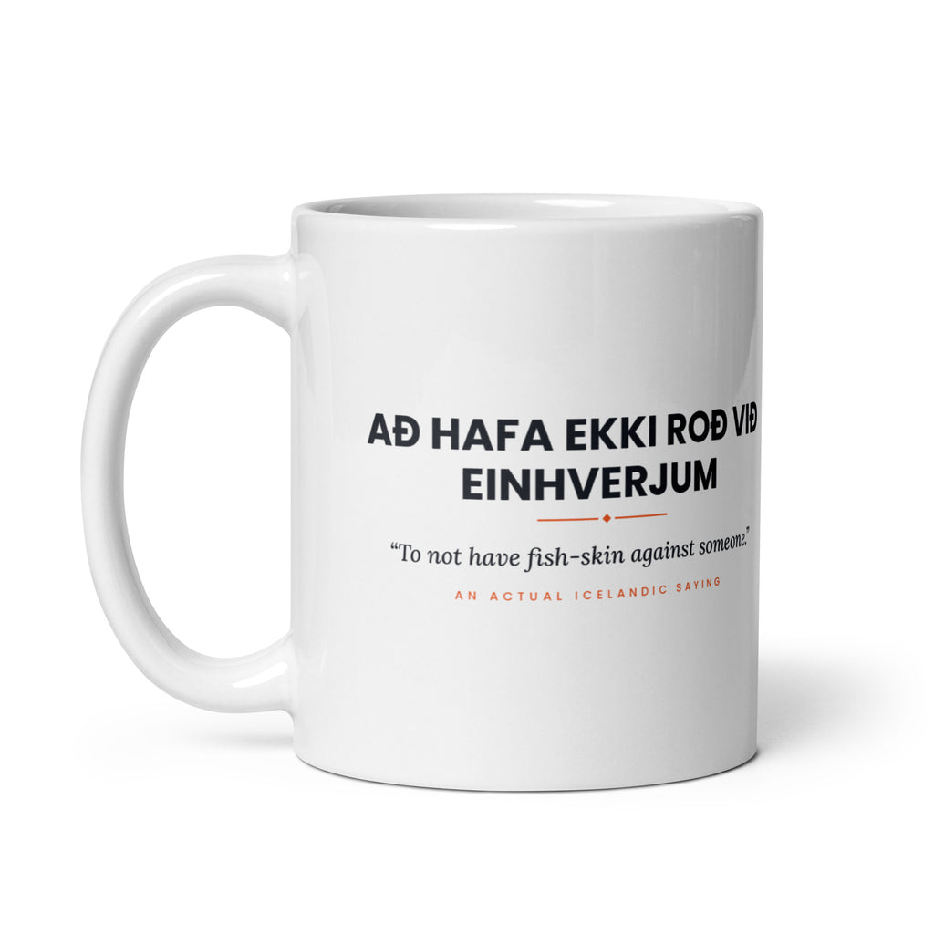 White 11 oz Að hafa ekki roð við einhverjum mug, handle on the left, showing the repeated saying on the other side.