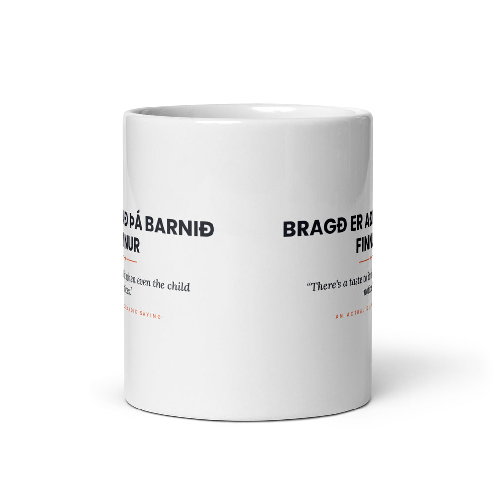 View opposite the handle of the white 11 oz Bragð er að þá barnið finnur mug, showing the gap between the two repeats of the design.