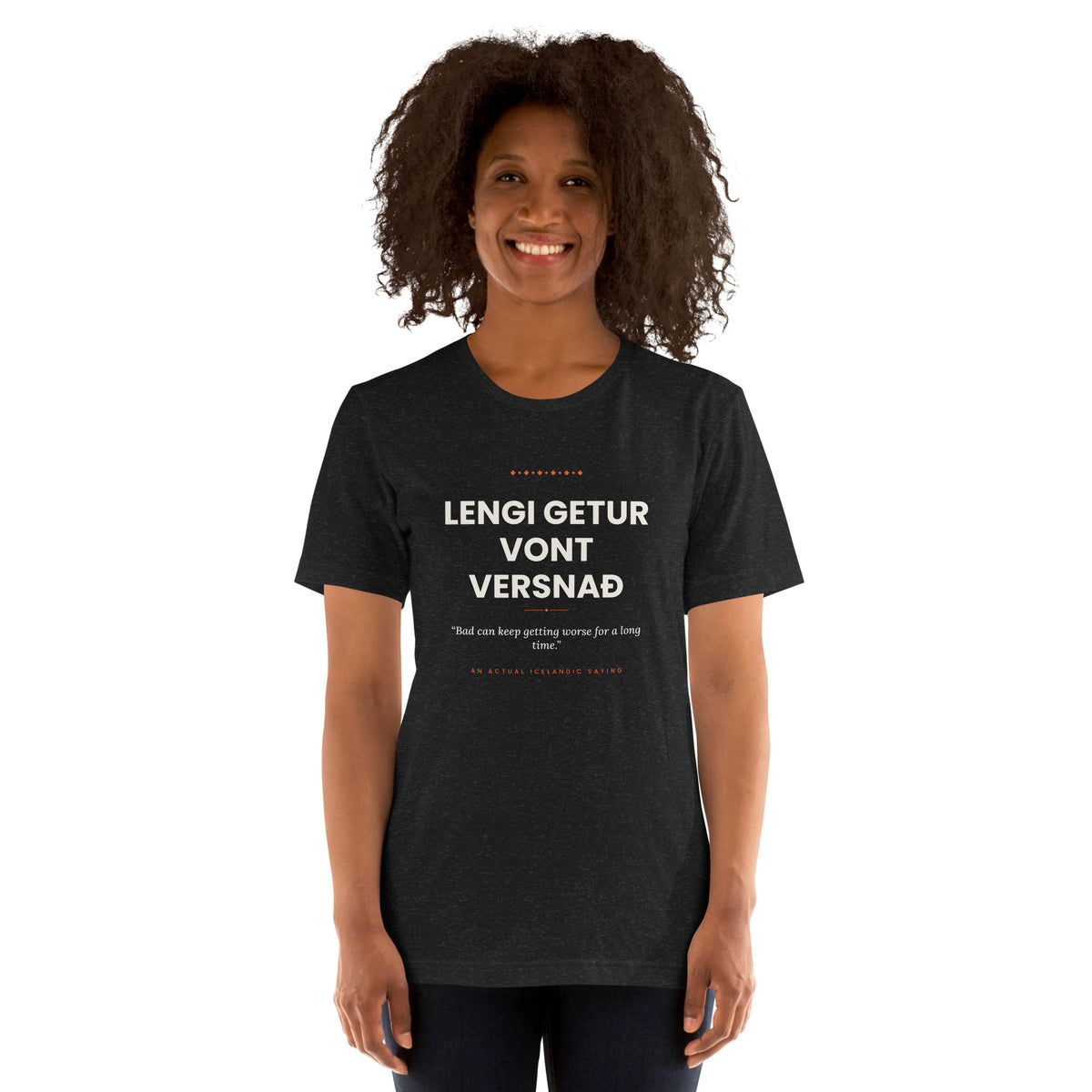 Female model wearing the Black Heather Lengi getur vont versnað tee, showing the front print and unisex fit.