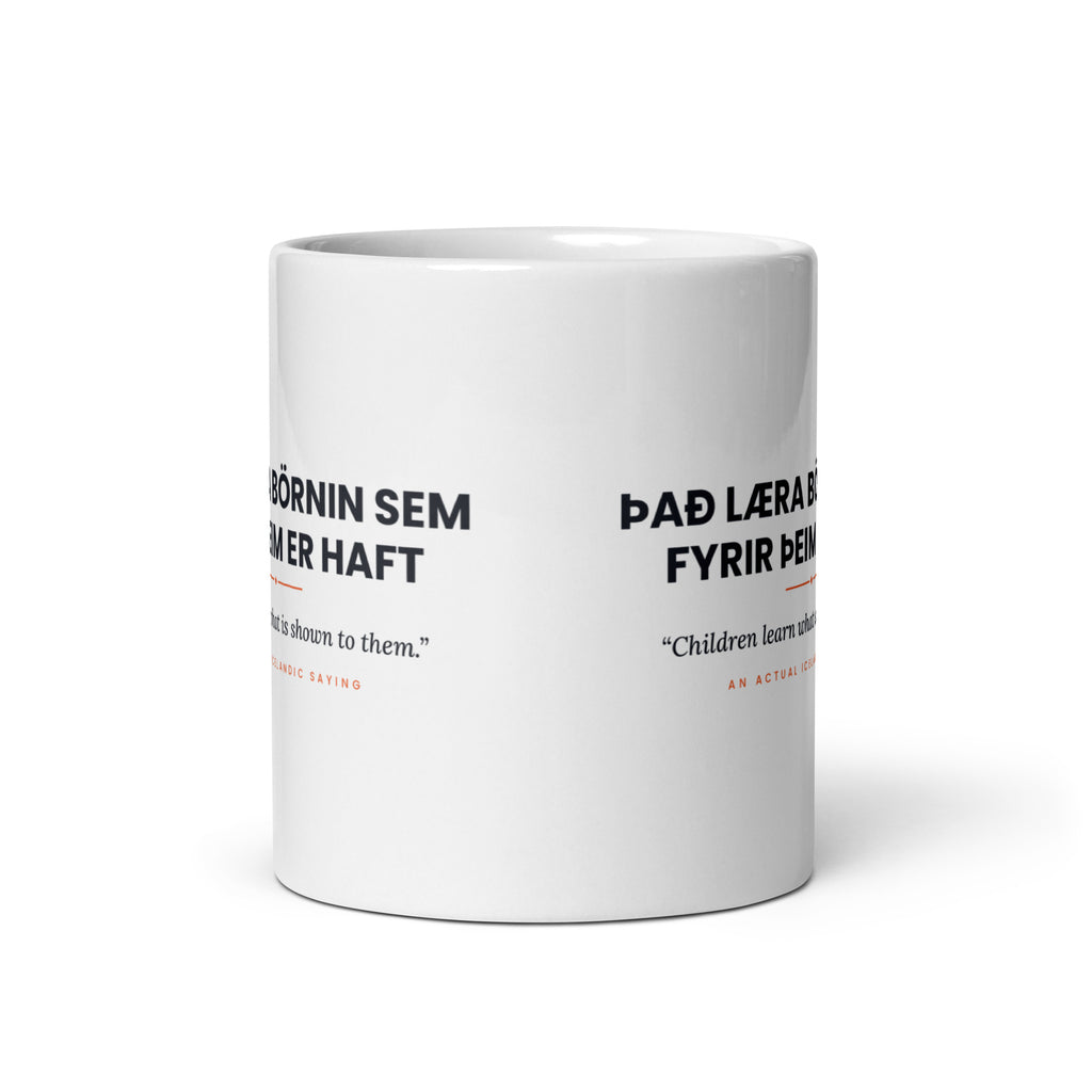 View opposite the handle of the white 11 oz Það læra börnin sem fyrir þeim er haft mug, showing the gap between the two repeats of the design.