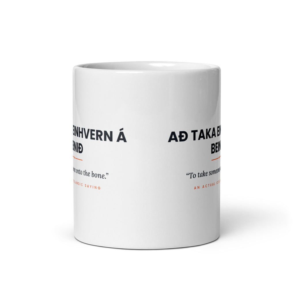 View opposite the handle of the white 11 oz Að taka einhvern á beinið mug, showing the gap between the two repeats of the design.