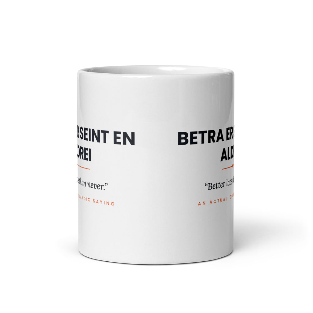 View opposite the handle of the white 11 oz Betra er seint en aldrei mug, showing the gap between the two repeats of the design.