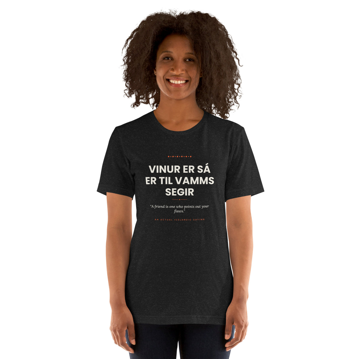 Female model wearing the Black Heather Vinur er sá er til vamms segir tee, showing the front print and unisex fit.