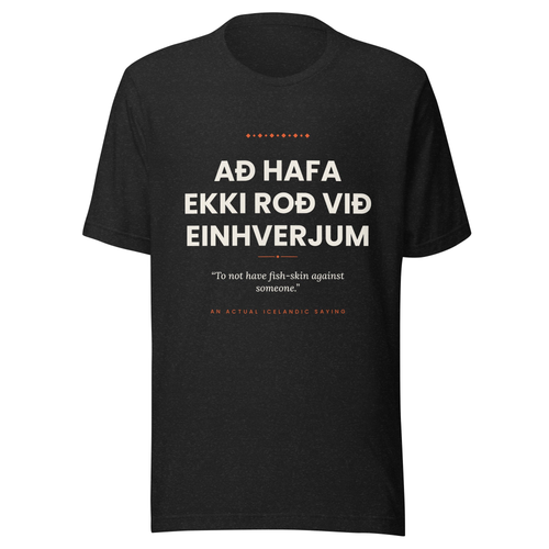Front view of the Black Heather Að hafa ekki roð við einhverjum tee, with cream lettering, English translation and coral accents.